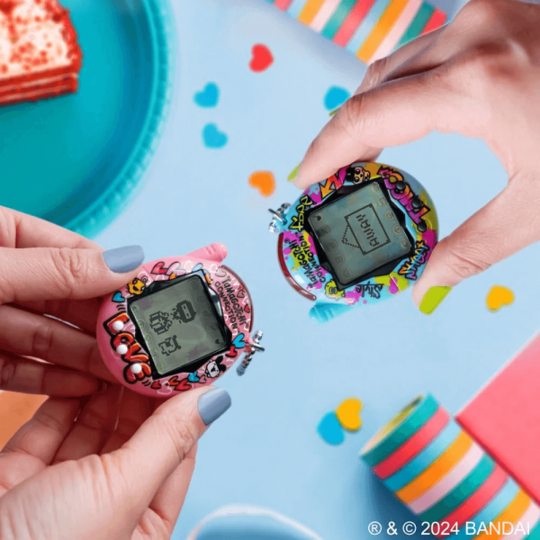 Tamagotchi Connection - True Friends Blue Graffiti and Pink Graffiti